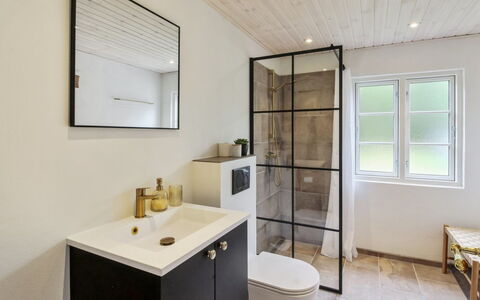 Hila: Pavimentazione, Interior Design, Pavimento, Idraulico Fixture, Bagno, Idraulico, Gabinetto, Porta, Camera, Mobiletto Del Bagno