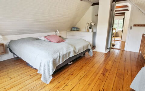 Hila: Pavimentazione, Pavimento, Pavimento In Legno, Interior Design, Mobilia, Camera Da Letto, Legna, Letto, Soffitto, Pavimento Laminato