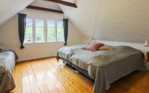 Hila: Pavimentazione, Camera Da Letto, Pavimento, Legna, Pavimento In Legno, Letto, Interior Design, Soffitto, Lenzuolo, Mobilia