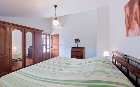 La Maison aux Volets Bleus: Mobilia, Interior Design, Letto, Camera Da Letto, Pavimento, Pavimentazione, Legna, Camera, Soffitto, Lenzuolo