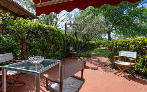Casa Bellosguardo a Vinci: Pianta, Mobilia, Proprietà, Tavolo, Shade, Sedia, Mobili Da Esterno, Albero, Tempo Libero, Tavolo Esterno