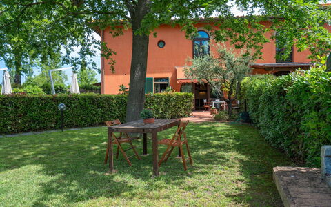 Casa Bellosguardo a Vinci: Pianta, Proprietà, Tavolo, Finestra, Albero, Foglia, Costruzione, Mobili Da Esterno, Lotto, Tavolo Esterno