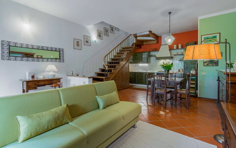 Casa Bellosguardo a Vinci: Divano, Proprietà, Tavolo, Mobilia, Soggiorno, Illuminazione, Cornice, Interior Design, Pavimento, Pavimentazione