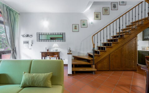Casa Bellosguardo a Vinci: Proprietà, Costruzione, Legna, Interior Design, Le Scale, Cornice, Architettura, Divano, Pavimento, Pavimentazione