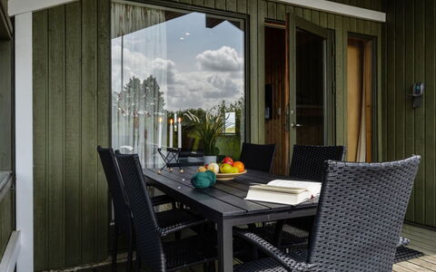 Hunlef - 1.7Km from the Sea: Mobilia, Interior Design, Sedia, Pavimentazione, Tavolo, Ricorrere, Pavimento, Soffitto, Camera, Eco Hotel