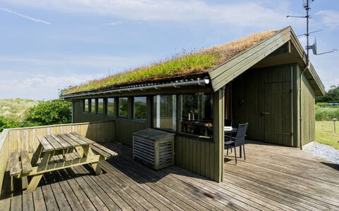 Hunlef - 1.7Km from the Sea: Mobilia, Interior Design, Sedia, Pavimentazione, Tavolo, Ricorrere, Pavimento, Soffitto, Camera, Eco Hotel