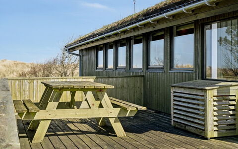 Hunlef - 1.7Km from the Sea: Mobilia, Interior Design, Sedia, Pavimentazione, Tavolo, Ricorrere, Pavimento, Soffitto, Camera, Eco Hotel