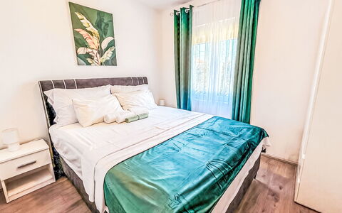 Ivan: Letto, Mobilia, Interior Design, Camera Da Letto, Pavimentazione, Pavimento, Camera, Legna, Lenzuolo, Bedding