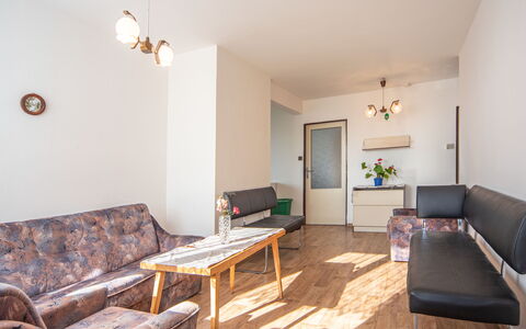 Filip: Tavolo, Mobilia, Proprietà, Divano, Legna, Interior Design, Divano Letto, Casa, Pavimento, Pavimentazione