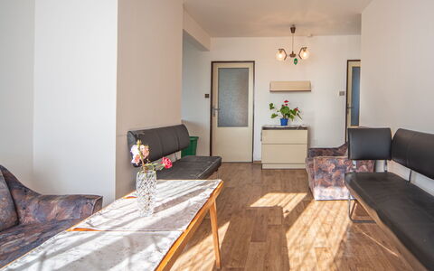 Filip: Mobilia, Tavolo, Legna, Pianta, Interior Design, Comfort, Divano, Costruzione, Pavimentazione, Pavimento