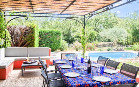 Villa Camilia: Tavolo, Mobilia, Pianta, Proprietà, Sedia, Natura, Mobili Da Esterno, Interior Design, Shade, Acqua
