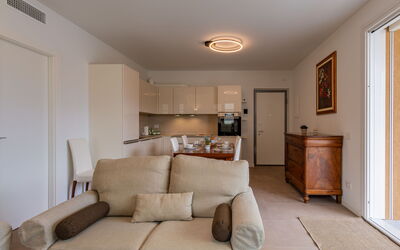 Luna 165.3: Proprietà, Divano, Legna, Illuminazione, Interior Design, Pavimento, Soggiorno, Pavimentazione, Comfort, Cornice