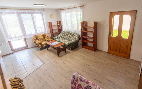 Smrž: Pavimentazione, Legna, Pavimento, Interior Design, Mobilia, Camera, Pavimento In Legno, Soggiorno, Divano, Color Legno