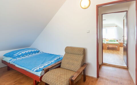 Smrž: Legna, Camera Da Letto, Pavimento, Casa, Pavimentazione, Letto, Lenzuolo, Mobilia, Telaio Del Letto, Bedding