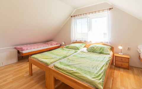 Smrž: Camera Da Letto, Legna, Letto, Lenzuolo, Bedding, Pavimento, Pavimentazione, Telaio Del Letto, Casa, Biancheria