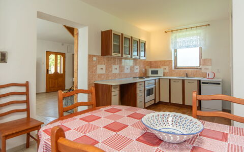 Smrž: Pavimentazione, Soffitto, Color Legno, Cucina & Sala Da Pranzo Tavolo, Sedia, Latifoglie, Sala Da Pranzo, Agriturismo, Pianta Della Casa
