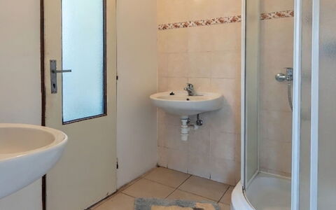 Smrž: Pavimentazione, Pavimento, Idraulico Fixture, Interior Design, Soffitto, Bagno, Camera, Idraulico, Gabinetto, Lavandino Del Bagno