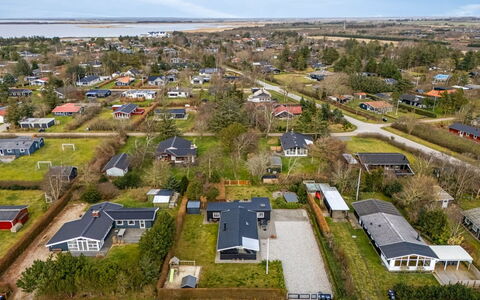 Ludvika - 300M to the Fjord: Legna, Tetto, Architettura, Casa, Casa, Villetta, Raccordo, Latifoglie, Pendenza, Estate