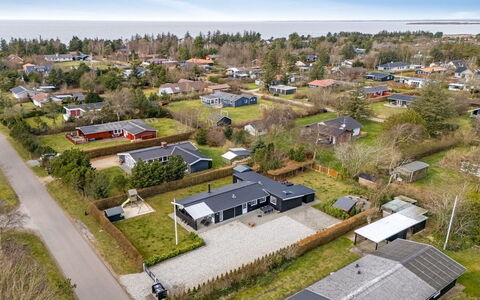 Ludvika - 300M to the Fjord: Legna, Tetto, Architettura, Casa, Casa, Villetta, Raccordo, Latifoglie, Pendenza, Estate