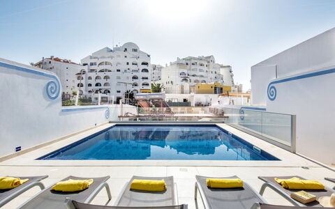 Cristal Vip Properties: Acqua, Cielo, Piscina, Proprietà, Albero, Mobili Da Esterno, Aqua, Tempo Libero, Ombrello