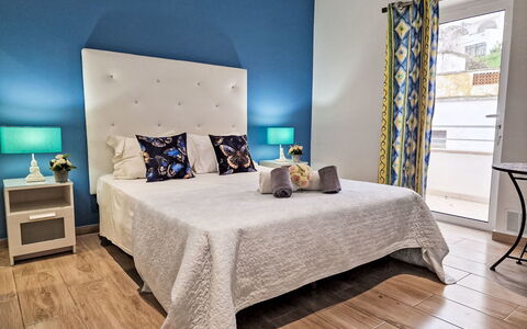 Cristal Vip Properties: Mobilia, Blu, Interior Design, Pavimentazione, Pavimento, Letto, Camera Da Letto, Legna, Camera, Lenzuolo