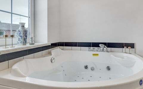 Aliza - 14Km from the Sea: Zona Residenziale, Tetto, Sobborgo, Driveway, Estate, Camino