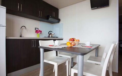 Peschiera del Garda 687: Proprietà, Mobilia, Tavolo, Cabinetry, Rubinetto, Lavello, Lavandino Della Cucina, Interior Design, Legna, Pavimento