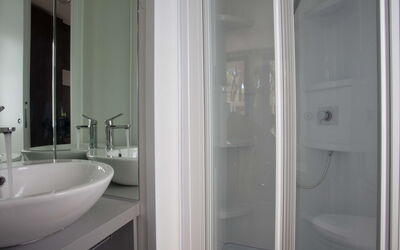 Baia Holiday Gasparina 687.4: Idraulico Fixture, Lavello, Rubinetto, Specchio, Bagno, Porta, Costruzione, Lavandino Del Bagno
