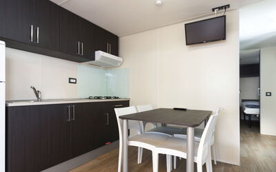 Baia Holiday Gasparina 687.2: Cabinetry, Proprietà, Controsoffitto, Legna, Interior Design, Pavimentazione, Cucina, Pavimento, Color Legno, Latifoglie