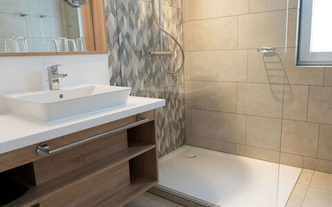 Boltenhagen 500: Rubinetto, Idraulico Fixture, Lavello, Proprietà, Mobiletto Del Bagno, Specchio, Lavandino Del Bagno, Vasca Da Bagno, Cabinetry, Bagno