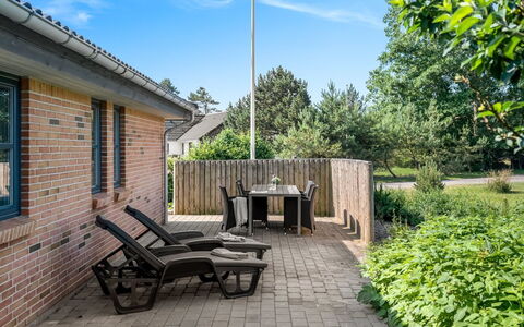 Elsi - 1.3Km from the Sea: Arbusto, Giardino, Casa, Lotto, Mobili Da Esterno, Villetta, Groundcover, Landscaping, Backyard