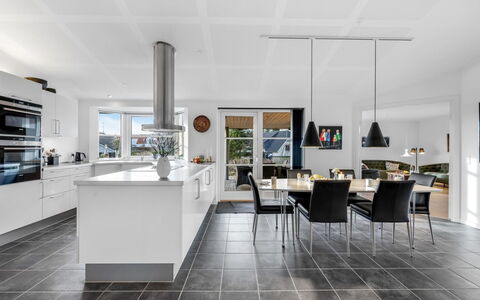 Elsi - 1.3Km from the Sea: Pavimentazione, Interior Design, Soffitto, Pavimento, Cucina, Mobilia, Controsoffitto, Lampada, Sedia, Piastrella