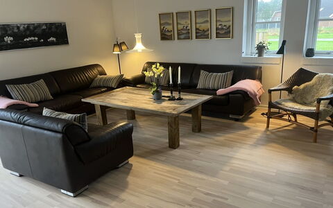 Elsi - 1.3Km from the Sea: Mobilia, Pavimentazione, Divano, Pavimento In Legno, Pavimento, Interior Design, Soggiorno, Legna, Pavimento Laminato, Casa