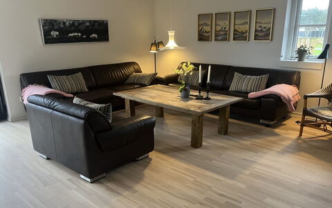 Elsi - 1.3Km from the Sea: Mobilia, Pavimentazione, Divano, Pavimento In Legno, Pavimento, Legna, Interior Design, Soggiorno, Pavimento Laminato