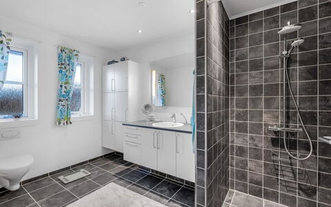 Elsi - 1.3Km from the Sea: Pavimentazione, Pavimento, Idraulico Fixture, Bagno, Interior Design, Piastrella, Idraulico, Materiale Composito, Rubinetto