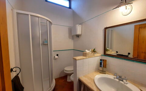 Casa Le Crete: Specchio, Proprietà, Lavello, Rubinetto, Idraulico Fixture, Lavandino Del Bagno, Costruzione, Bagno, Illuminazione, Viola