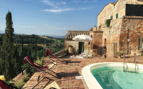 Casa Le Crete: Cielo, Acqua, Proprietà, Costruzione, Nube, Finestra, Pianta, Piscina, Tempo Libero, Albero