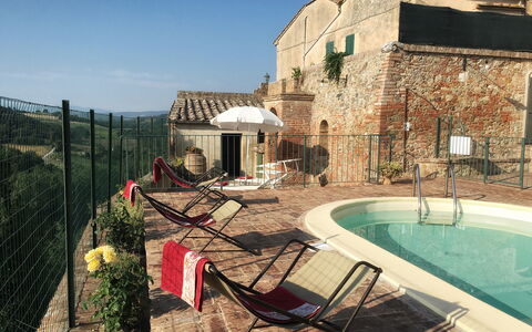 Casa Le Crete: Acqua, Cielo, Proprietà, Pianta, Costruzione, Finestra, Piscina, Sedia, Mobili Da Esterno, Shade