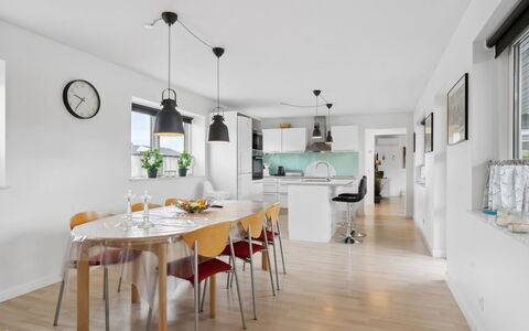 Edo - 575M from the Sea: Mobilia, Interior Design, Pavimentazione, Pavimento, Soffitto, Camera, Sedia, Tavolo, Appartamento, Cucina & Sala Da Pranzo Tavolo