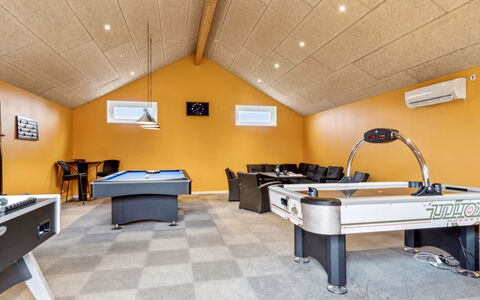 Fidelia - 400M from the Sea: Soffitto, Pavimentazione, Interior Design, Pavimento, Materiale Composito, Mobilia, Ricorrere, Hotel, Design, Illuminazione Diurna
