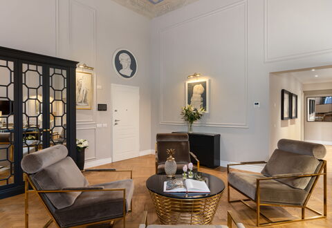 Pazzi Penthouse Luxury Apartment in Florence by Pa: Cornice, Tavolo, Mobilia, Proprietà, Legna, Sedia, Interior Design, Divano, Architettura, Pianta