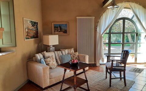 Villa San Giovanni: Mobilia, Proprietà, Tavolo, Cornice, Divano, Legna, Comfort, Interior Design, Illuminazione, Soggiorno