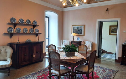 Villa Delle Palme: Mobilia, Tavolo, Cornice, Legna, Illuminazione, Interior Design, Sedia, Pavimento, Soggiorno, Cabinetry