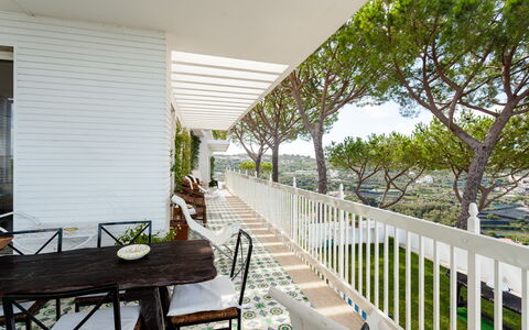 Villa Il Sole Di Sorrento: Proprietà, Costruzione, Pianta, Tavolo, Shade, Legna, Portico, Mobili Da Esterno, Albero, Vaso Di Fiori