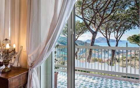 Villa Il Sole Di Sorrento: Costruzione, Finestra, Acqua, Illuminazione, Pianta, Shade, Cielo, Albero, Legna, Interior Design