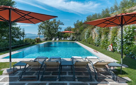 Villa Marlia: Acqua, Pianta, Nube, Cielo, Costruzione, Proprietà, Piscina, Azzurro, Mobili Da Esterno, Ombrello