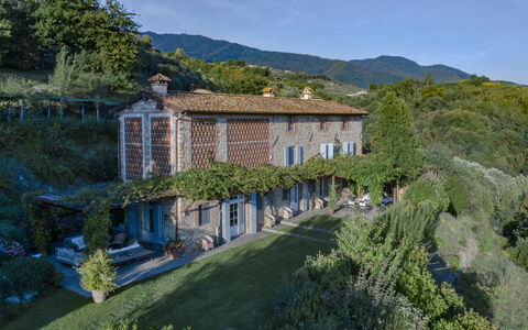 Villa Marlia: Pianta, Costruzione, Finestra, Cielo, Albero, Montagna, Casa, Paesaggio Naturale, Paesaggio, Erba