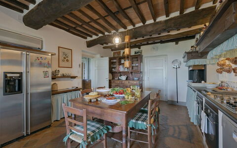 Villa Marlia: Tavolo, Mobilia, Proprietà, Cabinetry, Legna, Sedia, Cucina, Costruzione, Interior Design, Elettrodomestico Da Cucina