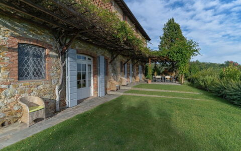 Villa Marlia: Pianta, Nube, Proprietà, Cielo, Costruzione, Finestra, Albero, Lotto, Erba, Villetta