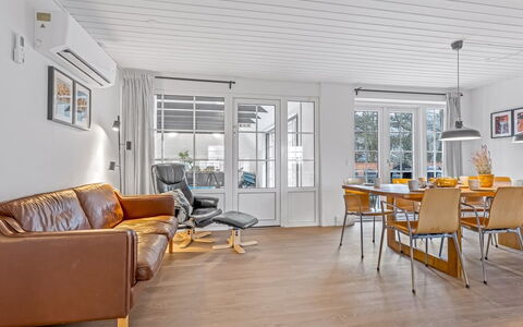Rajka - 800M from the Sea: Mobilia, Interior Design, Pavimentazione, Pavimento In Legno, Pavimento, Legna, Soffitto, Divano, Pavimento Laminato, Soggiorno